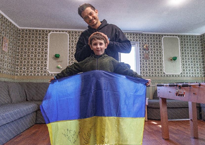 Ο Ορλάντο Μπλουμ στο Κίεβο: Συναντήθηκε με τον Β. Ζελένσκι και επισκέφθηκε κέντρο για παιδιά