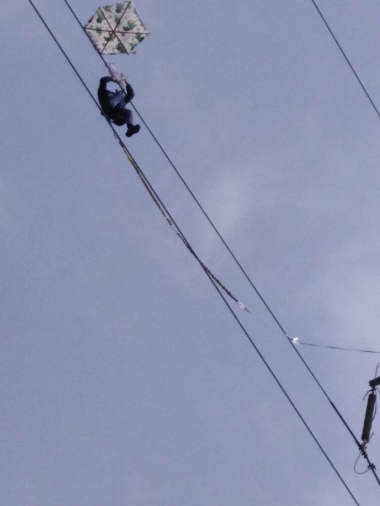 Ηράκλειο: Εντυπωσιακή επιχείρηση εναερίτη για την απομάκρυνση χαρταετού από καλώδια της ΔΕΗ (video)