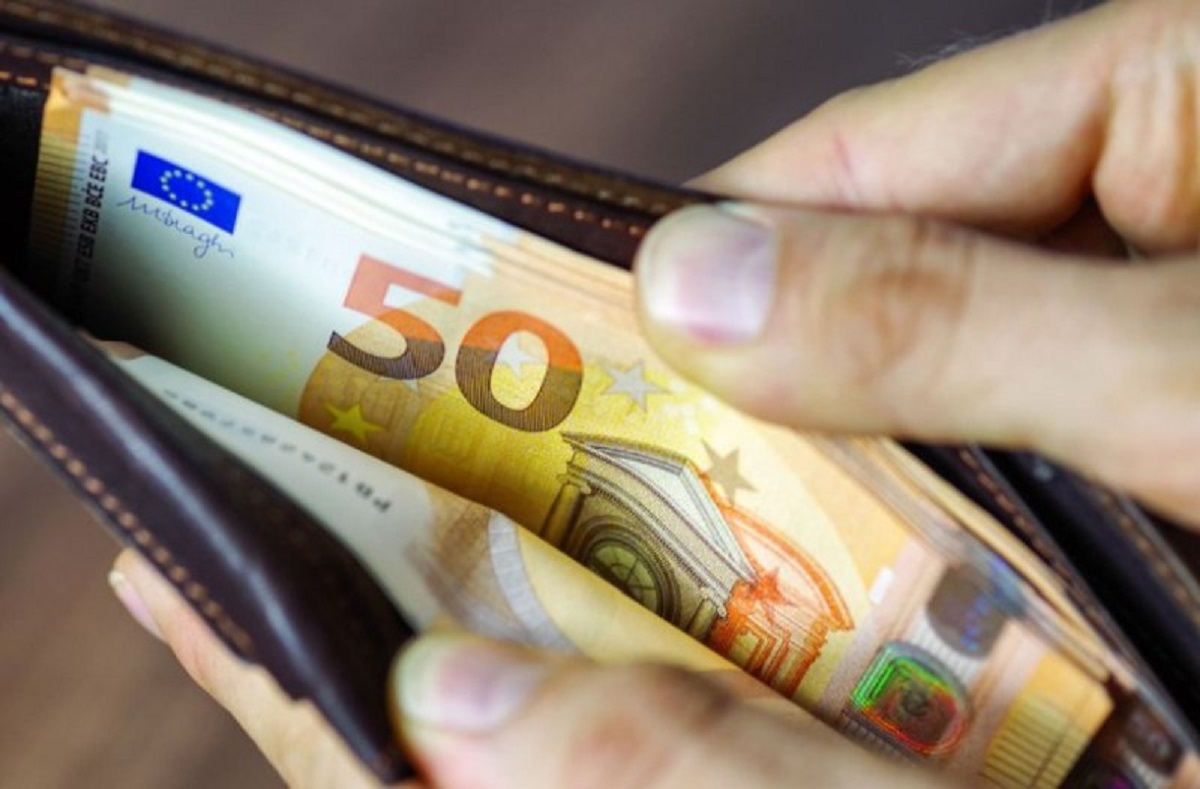 Οι αντιδράσεις των κομμάτων για την αύξηση του κατώτατου μισθού στα 780 ευρώ