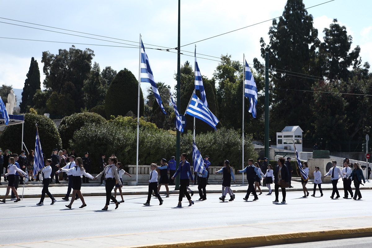 Σε εξέλιξη η μαθητική παρέλαση στο κέντρο της Αθήνας