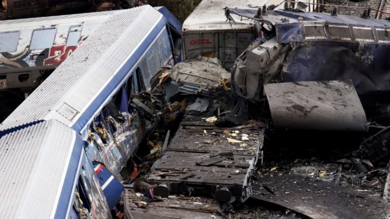 Σύγκρουση αμαξοστοιχιών στα Τέμπη: Σταθμάρχης και κλειδούχος κλήθηκαν για εξηγήσεις