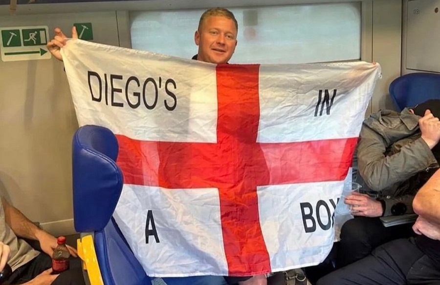 Αισχρός οπαδός της Αγγλίας ανέβασε φωτογραφία κρατώντας σημαία που έγραφε «Ο Ντιέγκο είναι στο κουτί»