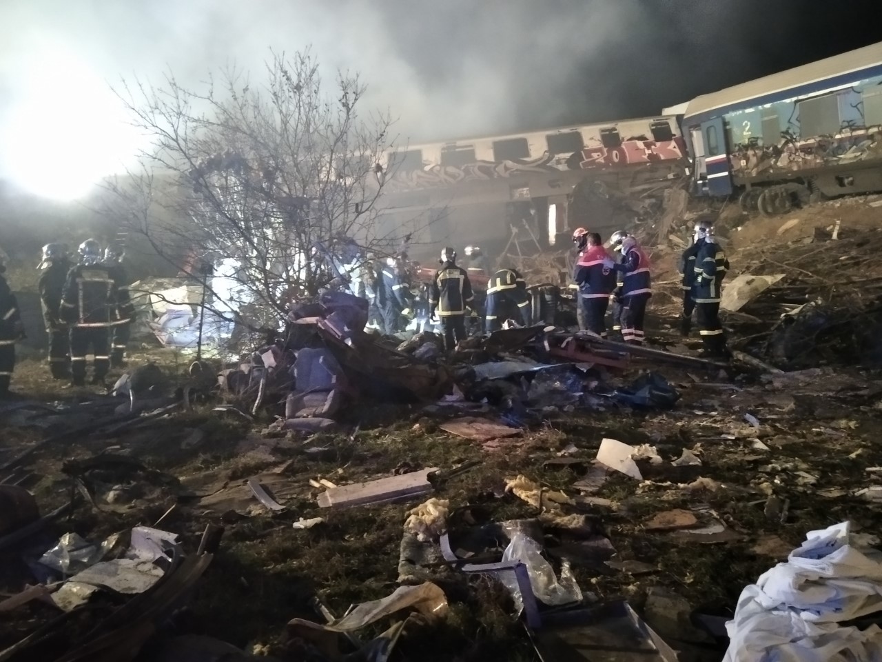 Δραματικές εικόνες από το σημείο της σιδηροδρομικής τραγωδίας στα Τέμπη (video)
