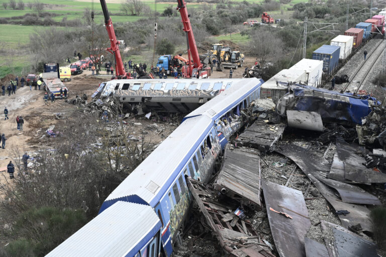 Δυστύχημα στα Τέμπη: Γιατί τα τρένα βρέθηκαν στην ίδια γραμμή – Όσα δήλωσαν οι ειδικοί