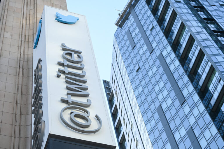 Το Twitter έχει χάσει πάνω από το 50% της αξίας του σύμφωνα με τον Ίλον Μασκ