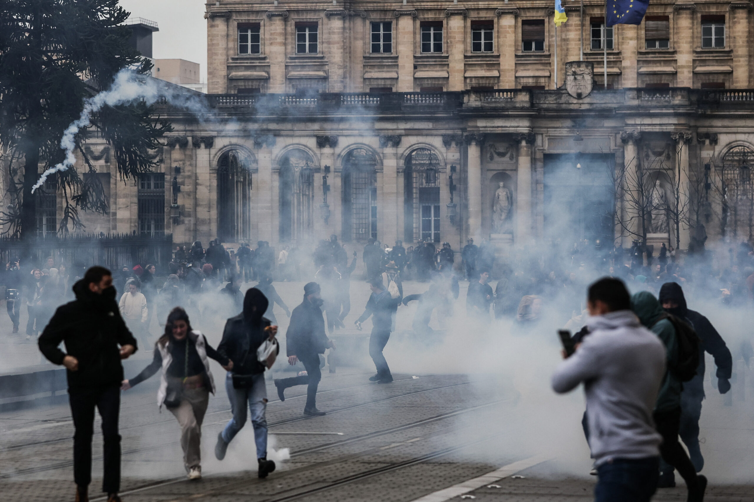 Μακρόν: Αντιμέτωπος με τη μεγαλύτερη πολιτική κρίση της θητείας του στην προεδρία της Γαλλικής Δημοκρατίας