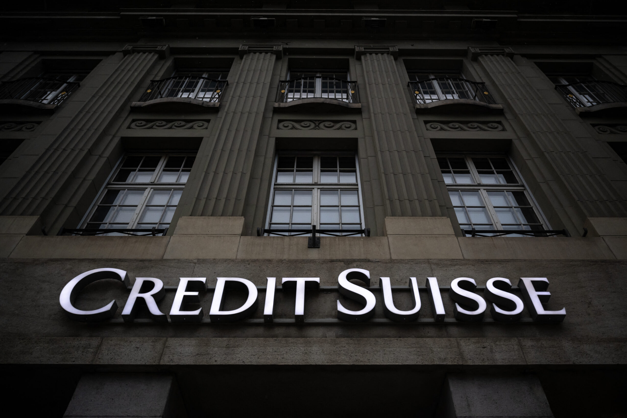 Credit Suisse: Μια τράπεζα βυθισμένη στα σκάνδαλα
