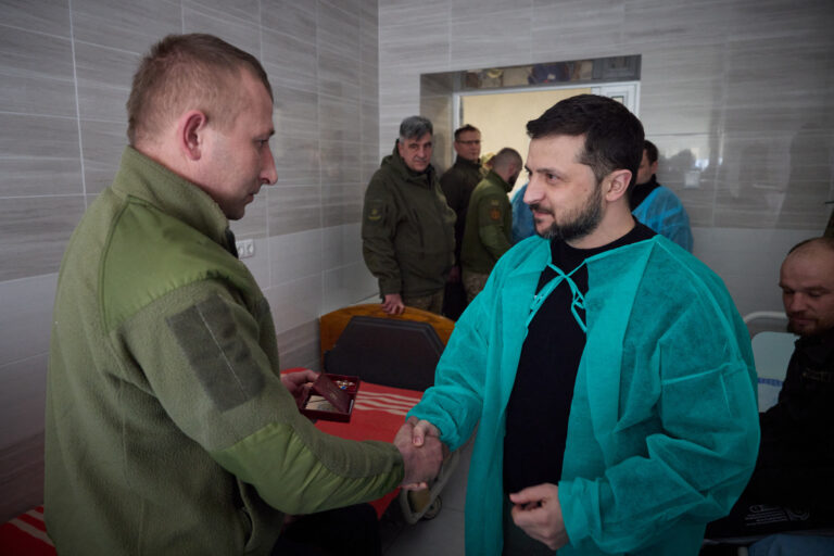 Πόλεμος στην Ουκρανία: Ο Βολοντίμιρ Ζελένσκι επισκέφθηκε το μέτωπο κοντά στο Μπαχμούτ