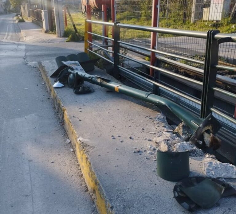 Τραυματισμός οδηγού Ι.Χ. που έπεσε σε φωτεινό σηματοδότη