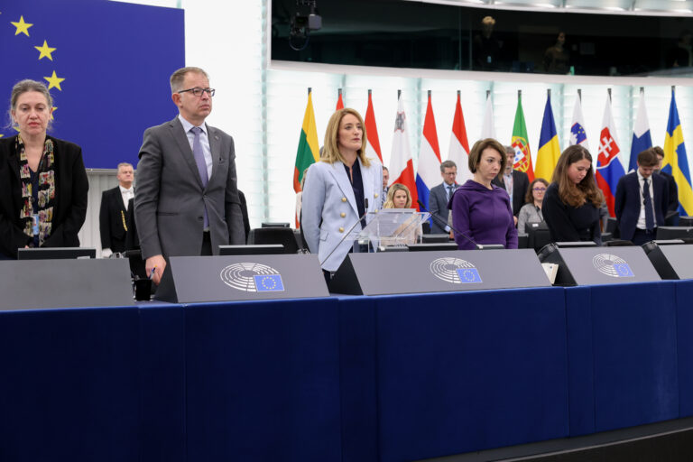 Στρασβούργο: Το Ευρωπαϊκό Κοινοβούλιο τήρησε ενός λεπτού σιγή για τα θύματα της τραγωδίας των Τεμπών