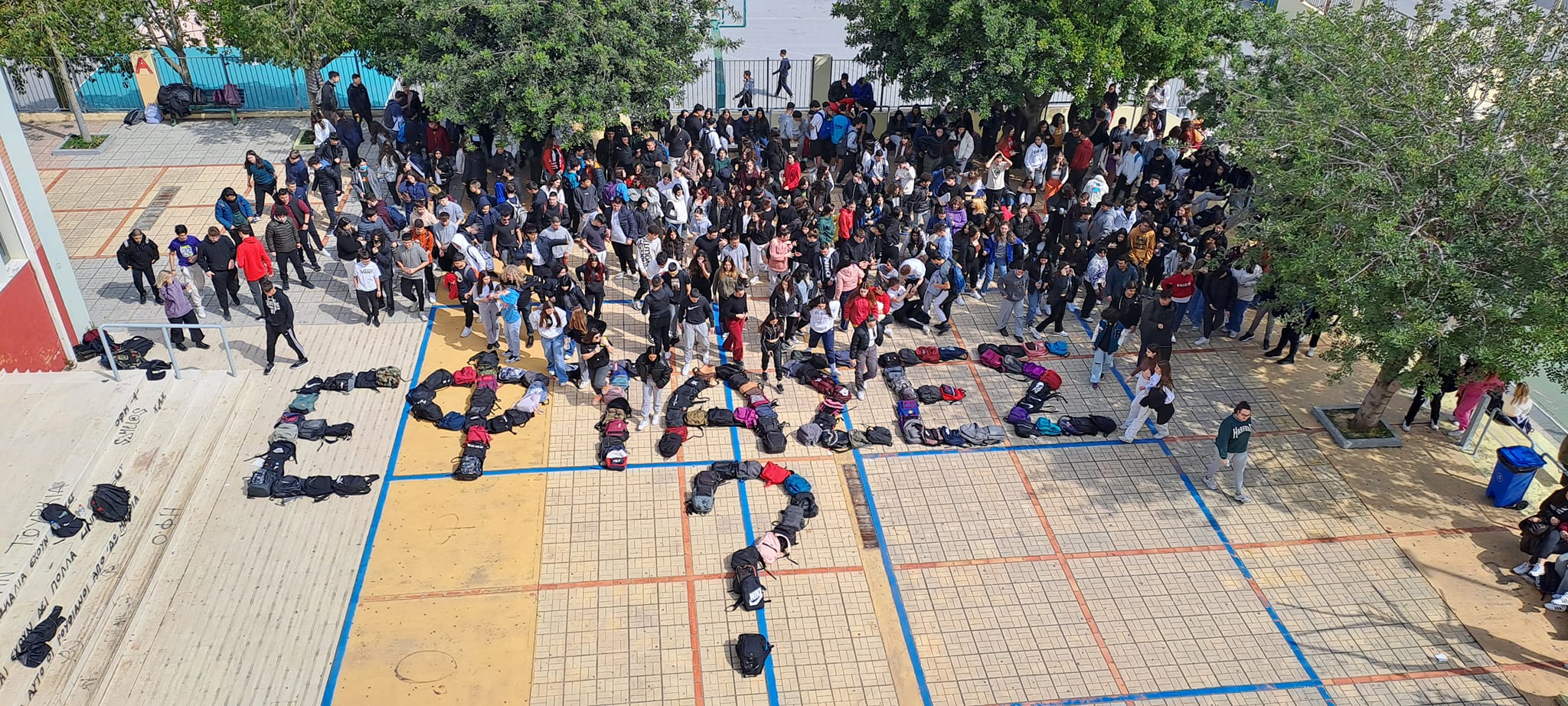 Ηράκλειο: Μαθητές συγκινούν με τις συμβολικές δράσεις συμπαράστασης στα θύματα των Τεμπών