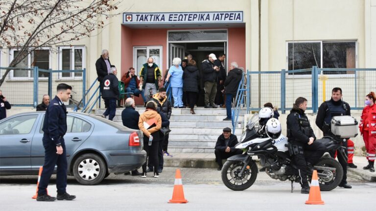 Δύσκολες ώρες στα νοσοκομεία της Λάρισας- Αγωνία των συγγενών