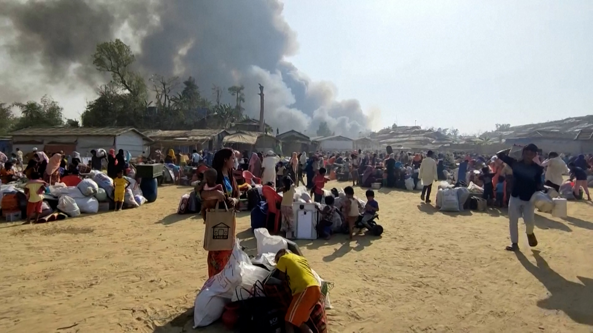 Πυρκαγιά σαρώνει καταυλισμό προσφύγων στο Μπαγκλαντές (video)