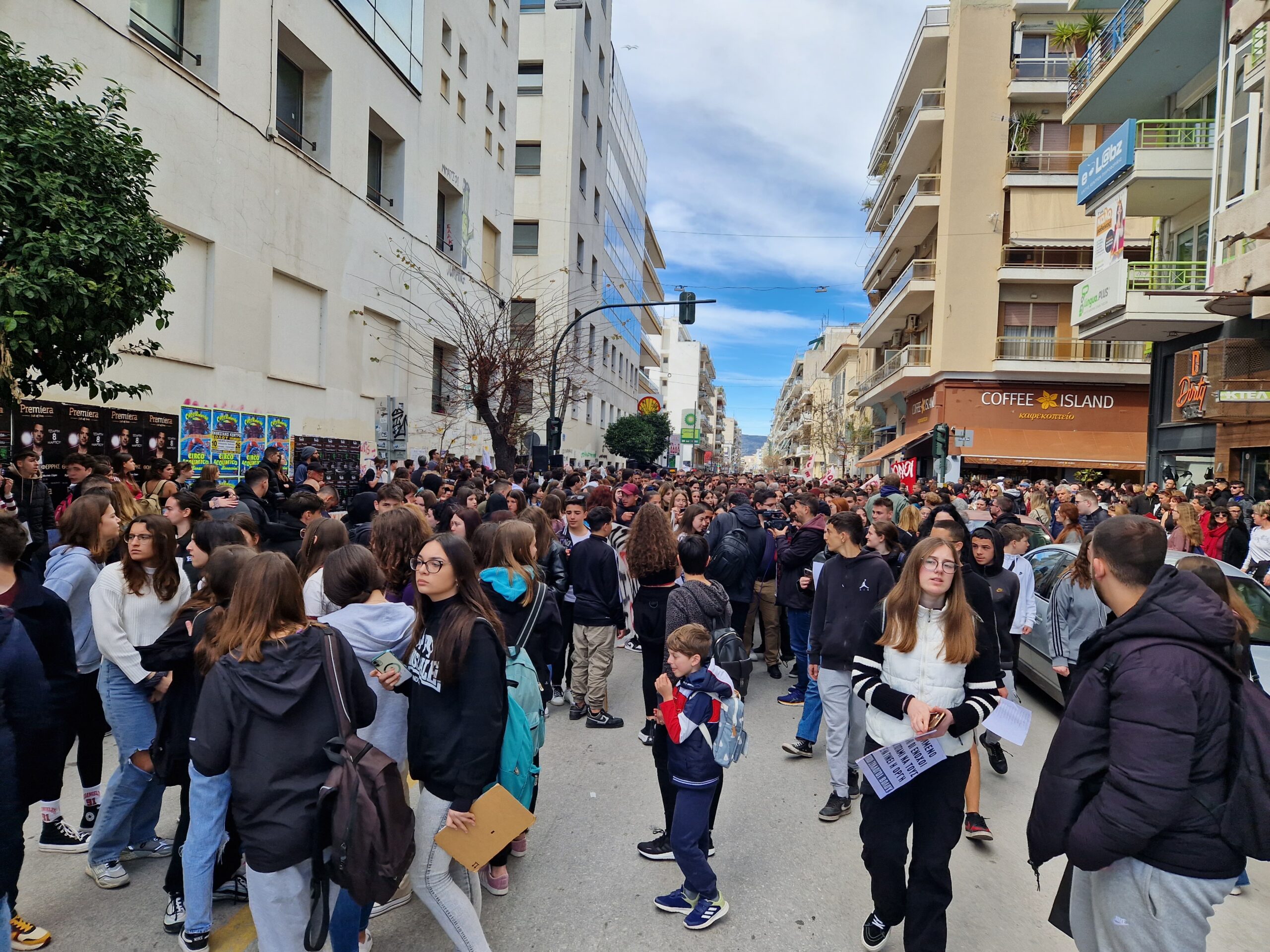 Βόλος: Χιλιάδες “ΠΟΤΕ ΞΑΝΑ” δόνησαν την πόλη στην μαζικότερη πορεία που έγινε ποτέ