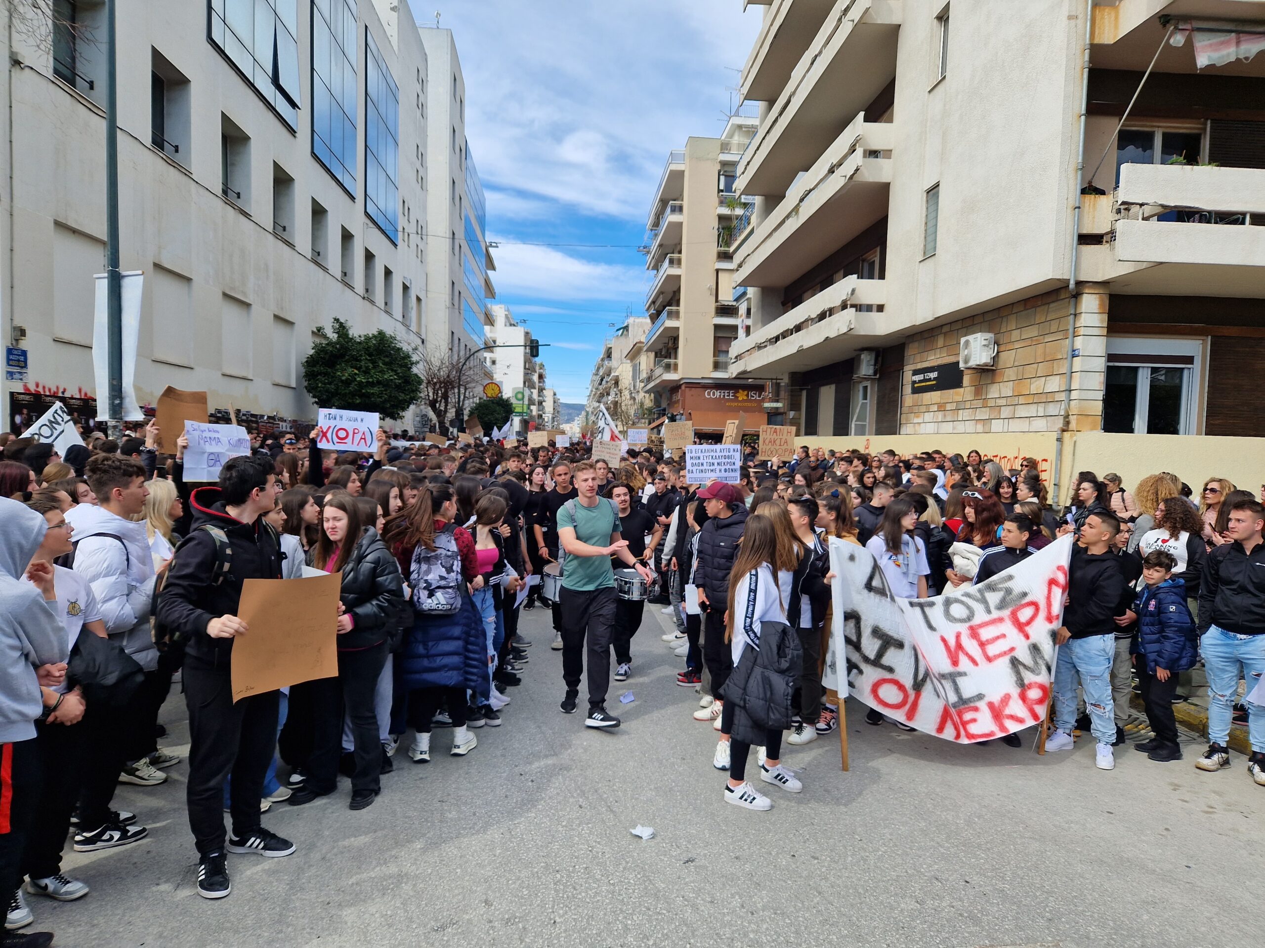 Βόλος: Χιλιάδες “ΠΟΤΕ ΞΑΝΑ” δόνησαν την πόλη στην μαζικότερη πορεία που έγινε ποτέ