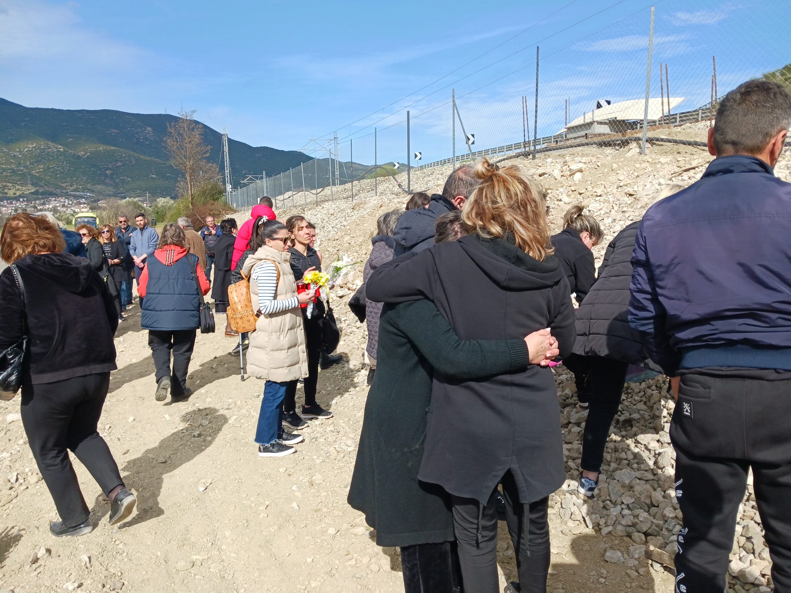 Ανείπωτος ο πόνος στο τρισάγιο που τελέστηκε στα Τέμπη