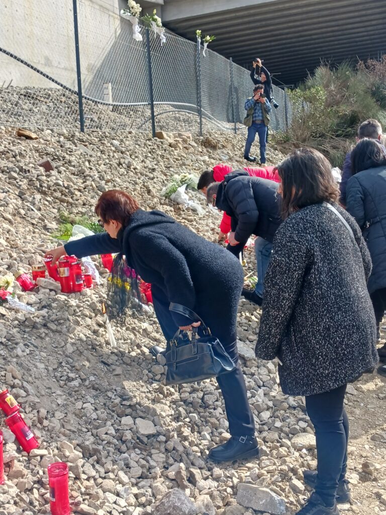 Ανείπωτος ο πόνος στο τρισάγιο που τελέστηκε στα Τέμπη