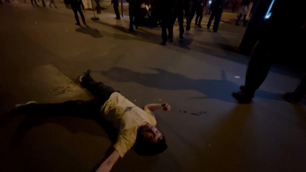 Βίντεο: Αστυνομικός χτυπάει και ρίχνει αναίσθητο διαδηλωτή στο Παρίσι