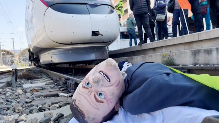 Με ομοίωμα του Μακρόν μπλόκαραν τις γραμμές του τρένου διαδηλωτές στη Νίκαια (video)