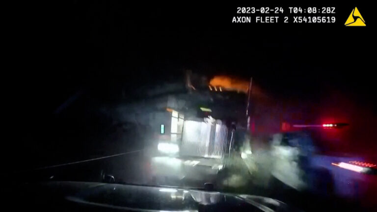 Βίντεο καταγράφει τη στιγμή που νταλίκα πέφτει μετωπικά πάνω σε αστυνομικά οχήματα στο Νιου Τζέρσεϊ