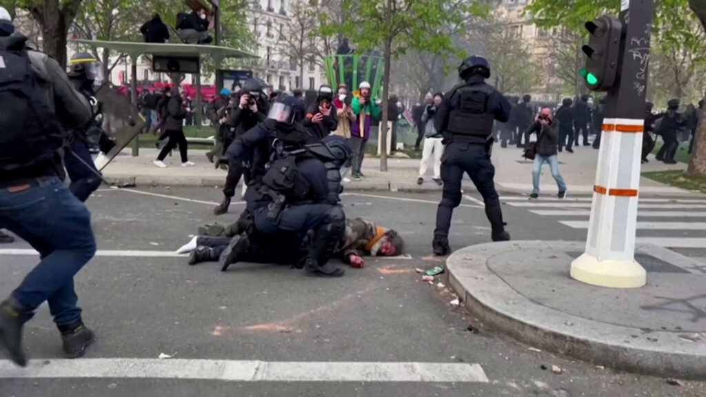 Η στιγμή που ΜΑΤ ρίχνουν αναίσθητο άντρα στο Παρίσι (video)