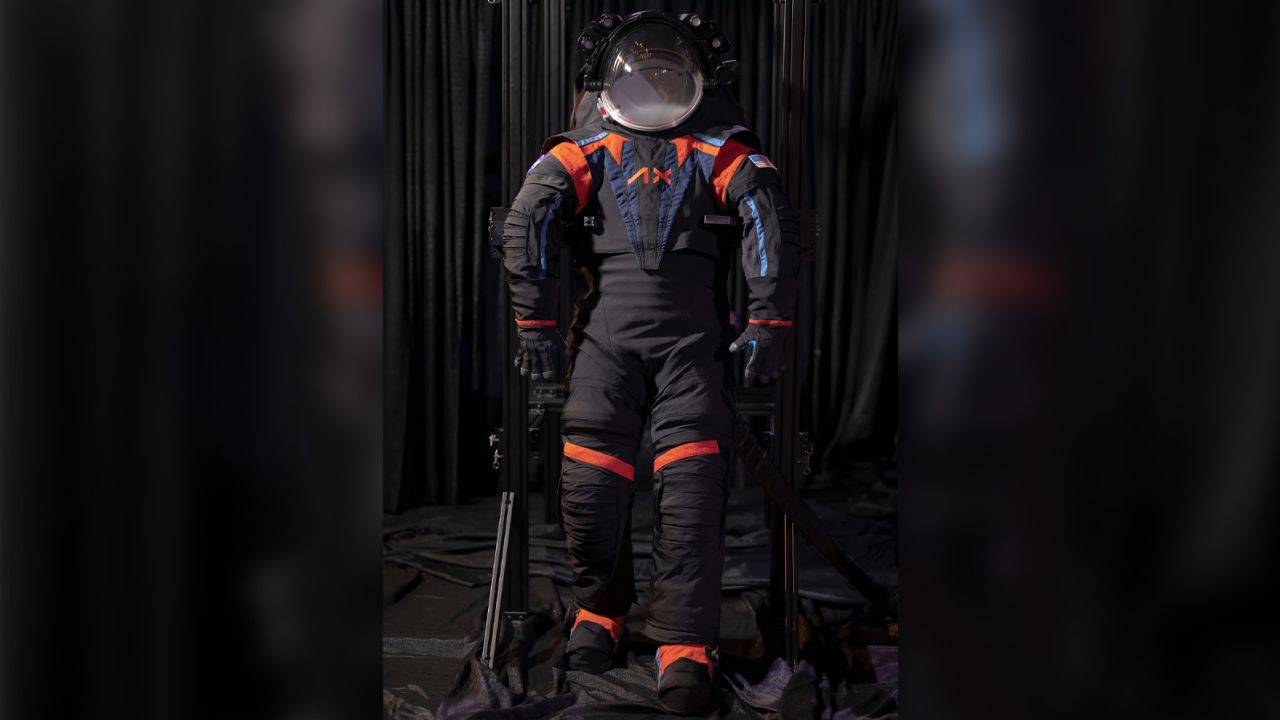 Η NASA παρουσίασε τη νέα διαστημική στολή για την αποστολή στο φεγγάρι