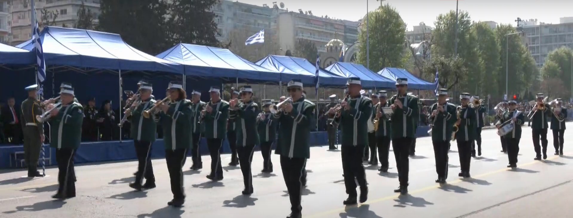 Θεσσαλονίκη: Με παρέμβαση για τα Τέμπη η παρέλαση μαθητών και συλλόγων