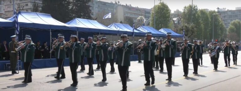 Θεσσαλονίκη: Με παρέμβαση για τα Τέμπη η παρέλαση μαθητών και συλλόγων