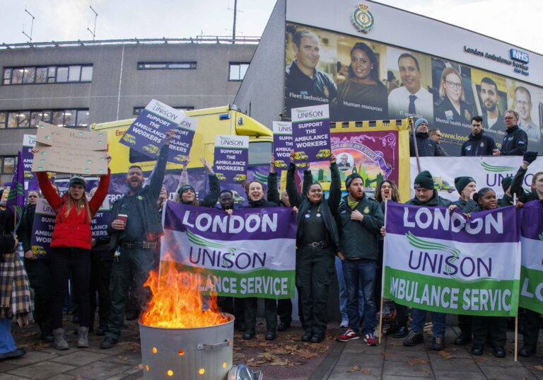 Αναστολή απεργιών στο Ηνωμένο Βασίλειο – Έναρξη διαλόγου με την κυβέρνηση