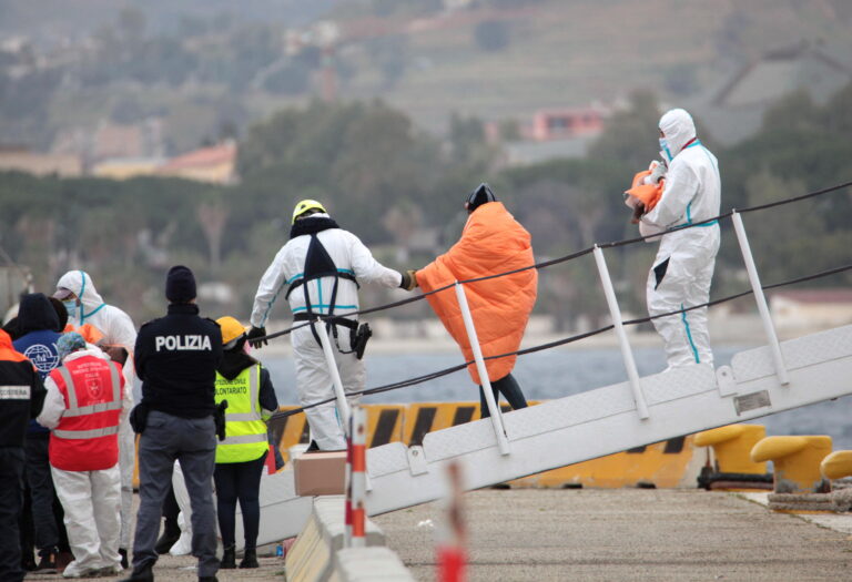 Ιταλία: Η ακτοφυλακή αποβιβάζει στη στεριά εκατοντάδες μετανάστες που κινδυνεύουν ανοιχτά των ακτών της Καλαβρίας