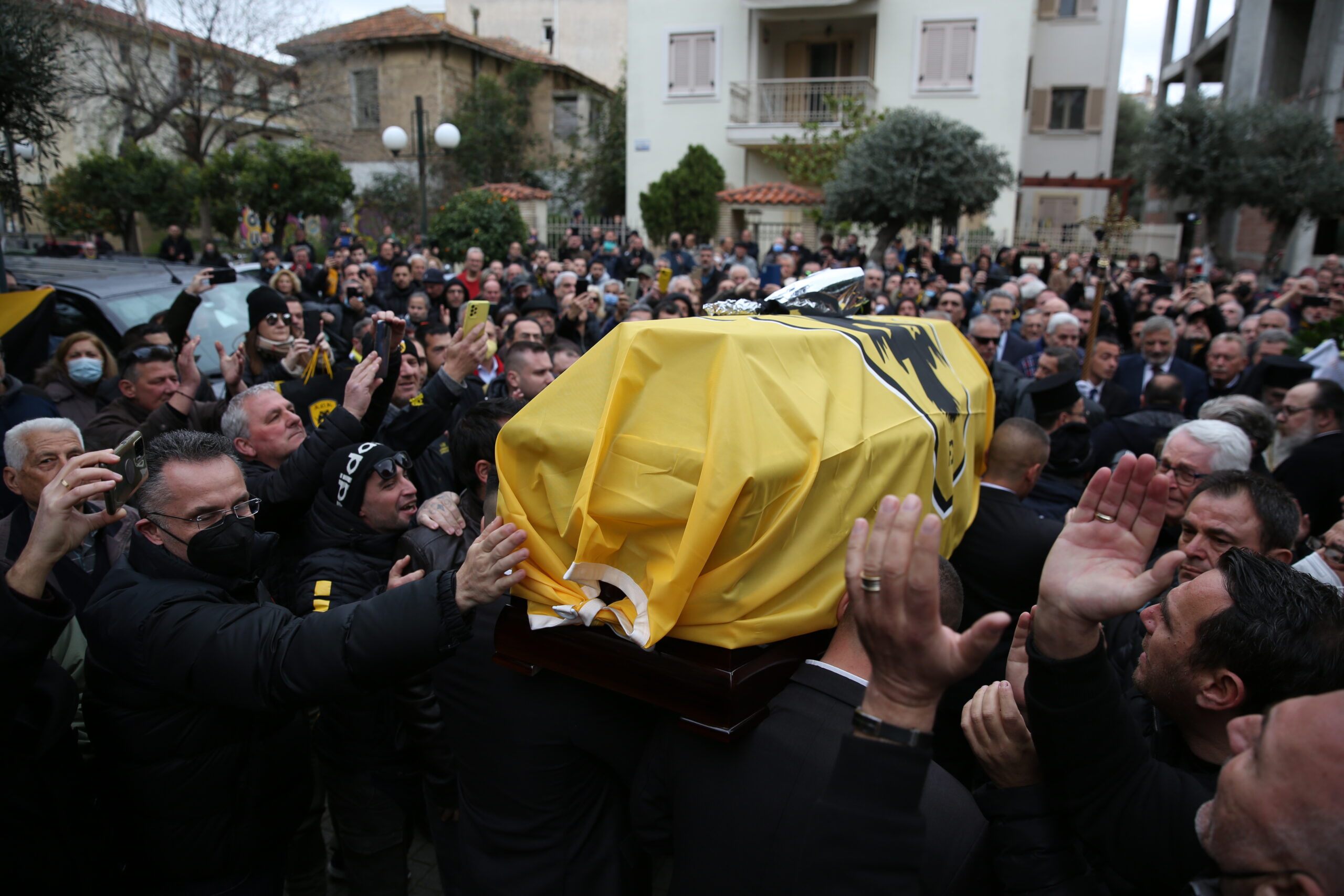 Ρίγη συγκίνησης στην κηδεία του μεγάλου Μίμη Παπαϊωάννου – Το τελευταίο «αντίο» με τον ύμνο της ΑΕΚ