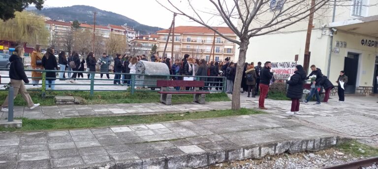 Σιωπηρή διαμαρτυρία φοιτητών στο σταθμό της Φλώρινας