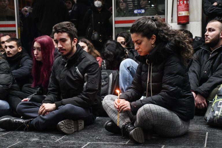 Διαμαρτυρία στον Σιδηροδρομικό Σταθμό Θεσσαλονίκης για το πολύνεκρο δυστύχημα στα Τέμπη