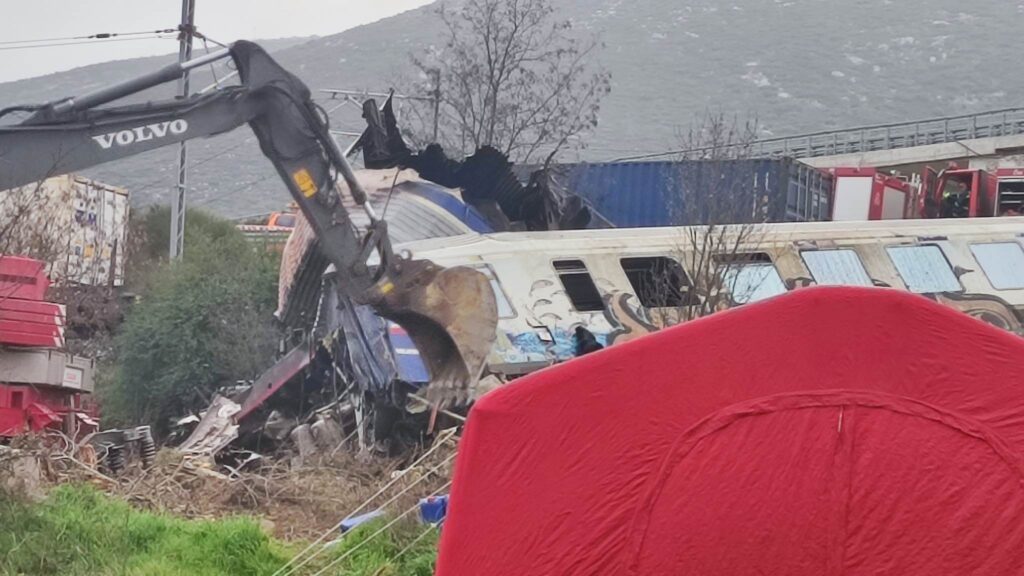 Live – Σύγκρουση τρένων στα Τέμπη: Τουλάχιστον 36 νεκροί & 130 τραυματίες – Αναζητούν επιβάτες στα συντρίμμια