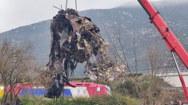 Σύγκρουση τρένων στα Τέμπη: Στο πένθος όλη η χώρα από την ανείπωτη τραγωδία