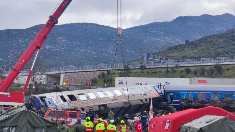 Σύγκρουση τρένων στα Τέμπη: Μετακινήθηκε και το τρίτο βαγόνι (video-photos)