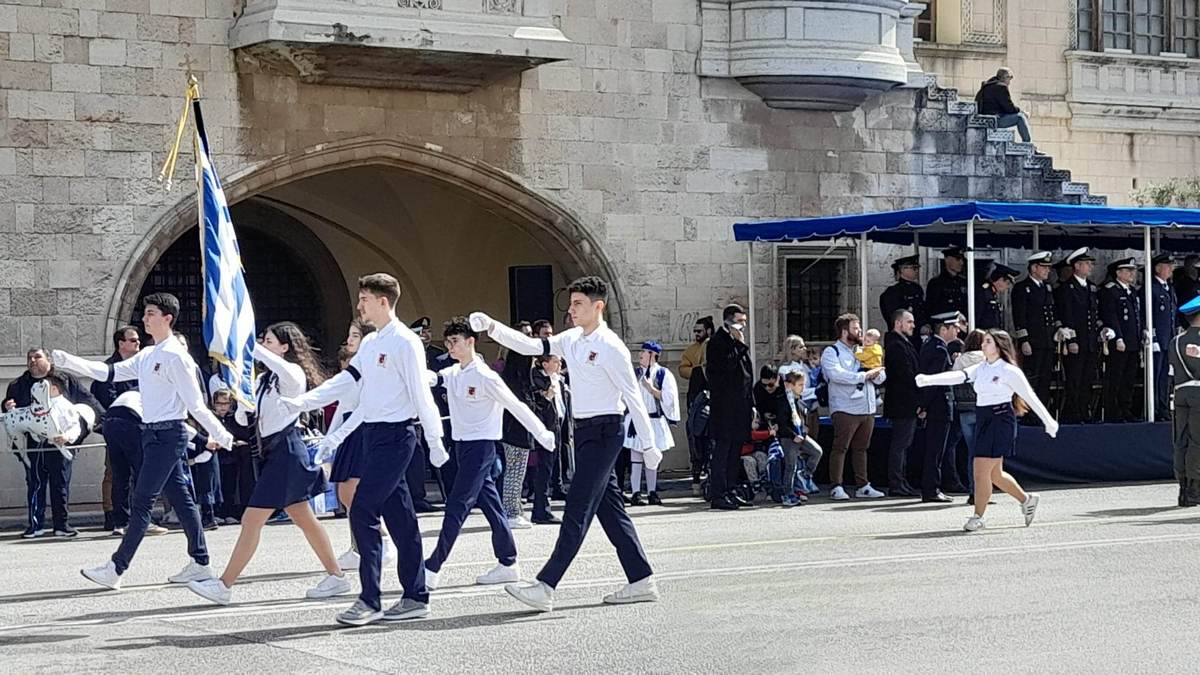 Ρόδος: Με λαμπρότητα ο εορτασμός της  Ενσωμάτωσης – Μαθητές με μαύρα περιβραχιόνια τίμησαν τους νεκρούς των Τεμπών