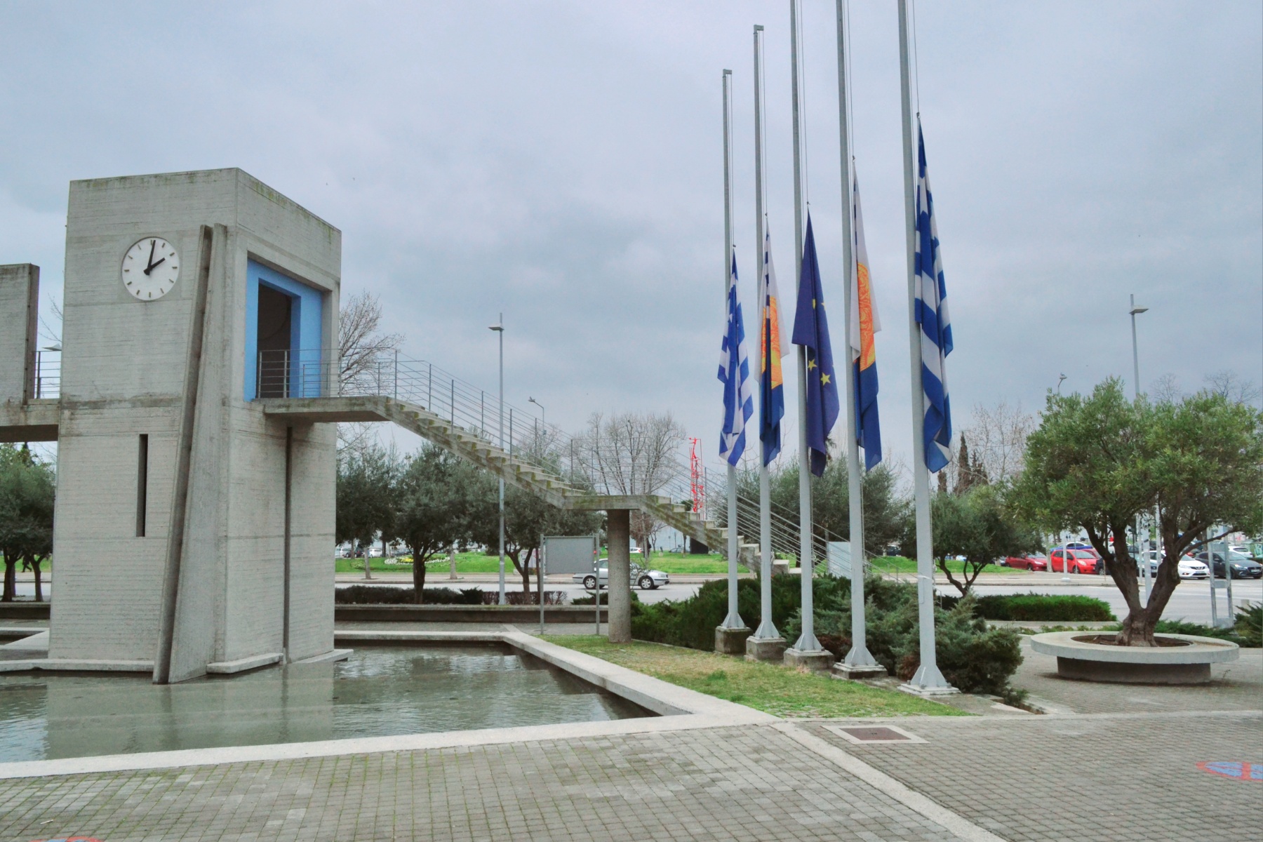 Μεσίστιες οι σημαίες στο δημαρχείο Θεσσαλονίκης και το νοσοκομείο ΑΧΕΠΑ