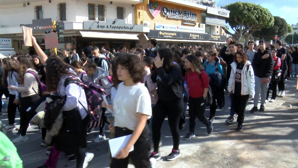 Χανιά: Εκατοντάδες μαθητές διαδήλωσαν για την τραγωδία στα Τέμπη