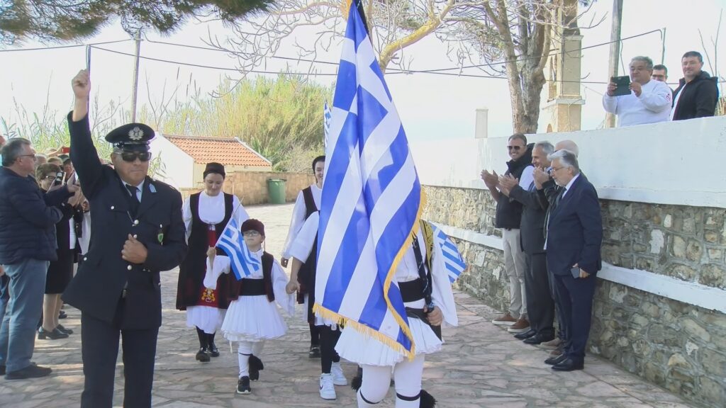 Πένθιμα σύμβολα στις παρελάσεις της Περιφέρειας – Τα μηνύματα των μαθητών για το δυστύχημα στα Τέμπη