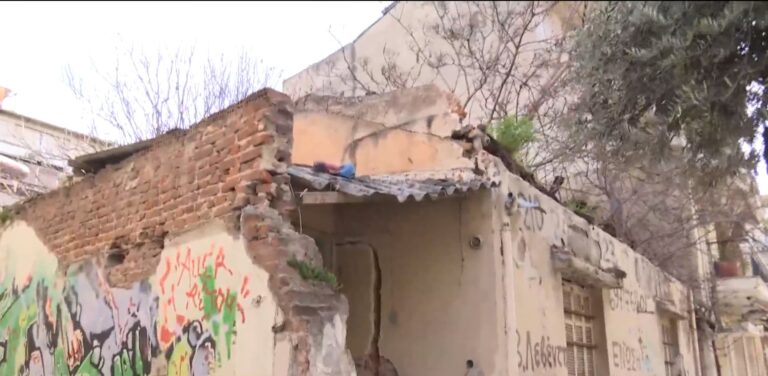 Θεσσαλονίκη: Κατέρρευσε σκεπή από εγκαταλελειμμένο σπίτι λόγω των ισχυρών ανέμων (φωτο & video)