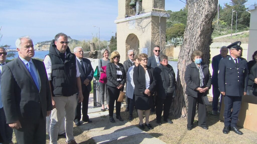 Τέσσερις μαθητές κράτησαν ψηλά την ελληνική σημαία στην Ερείκουσα