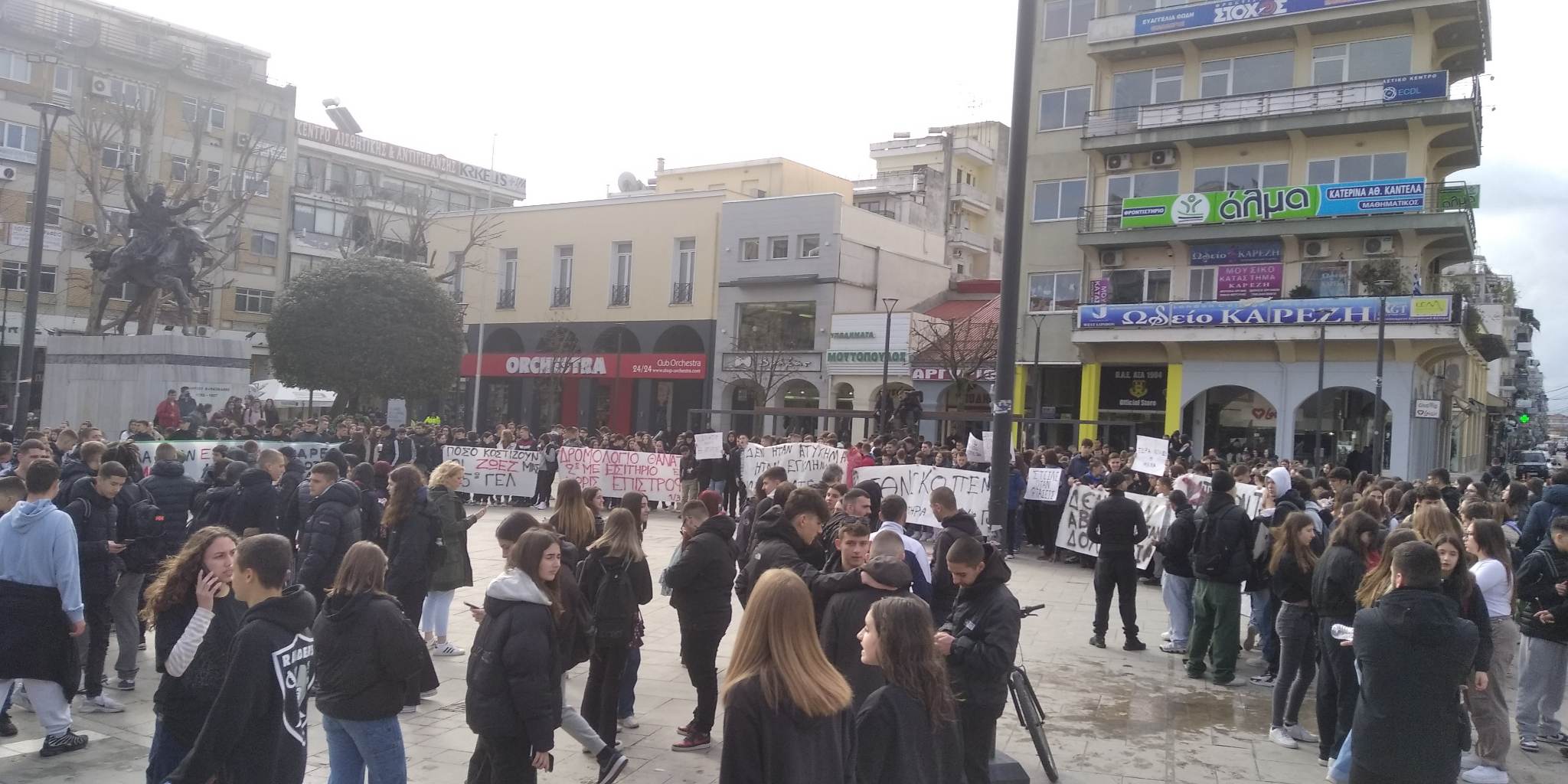 Με λυγμούς η μεγάλη μαθητική κινητοποίηση στην Καρδίτσα – Στο Σιδηροδρομικό Σταθμό η μάνα του νεκρού Βάιου Βλάχου