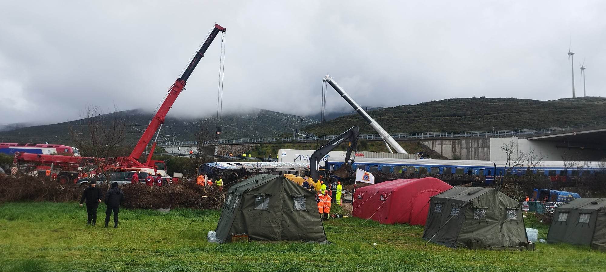 Συνεχίζονται οι έρευνες για τέταρτη ημέρα στα Τέμπη- Μεταφορά του τέταρτου και πέμπτου βαγονιού