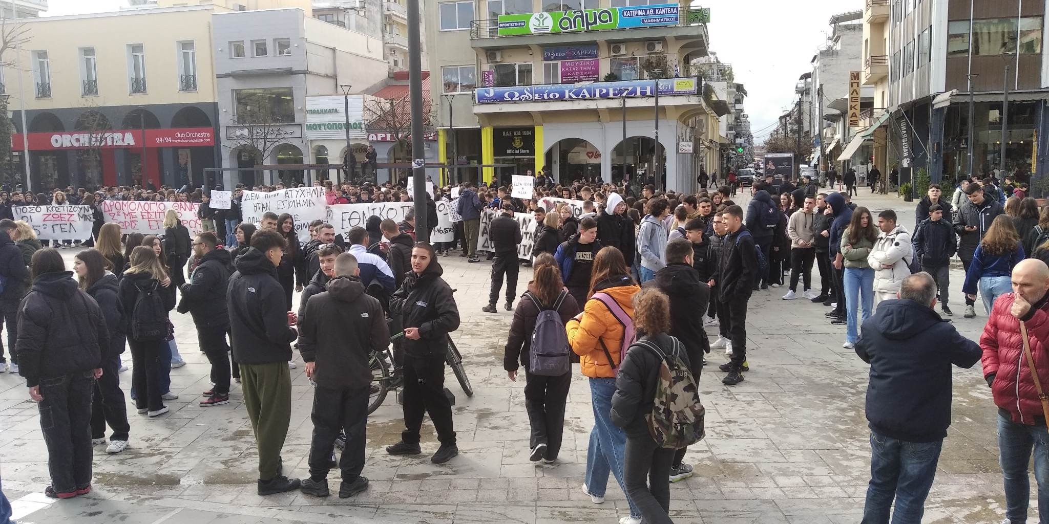 Με λυγμούς η μεγάλη μαθητική κινητοποίηση στην Καρδίτσα – Στο Σιδηροδρομικό Σταθμό η μάνα του νεκρού Βάιου Βλάχου - Εικόνα 8