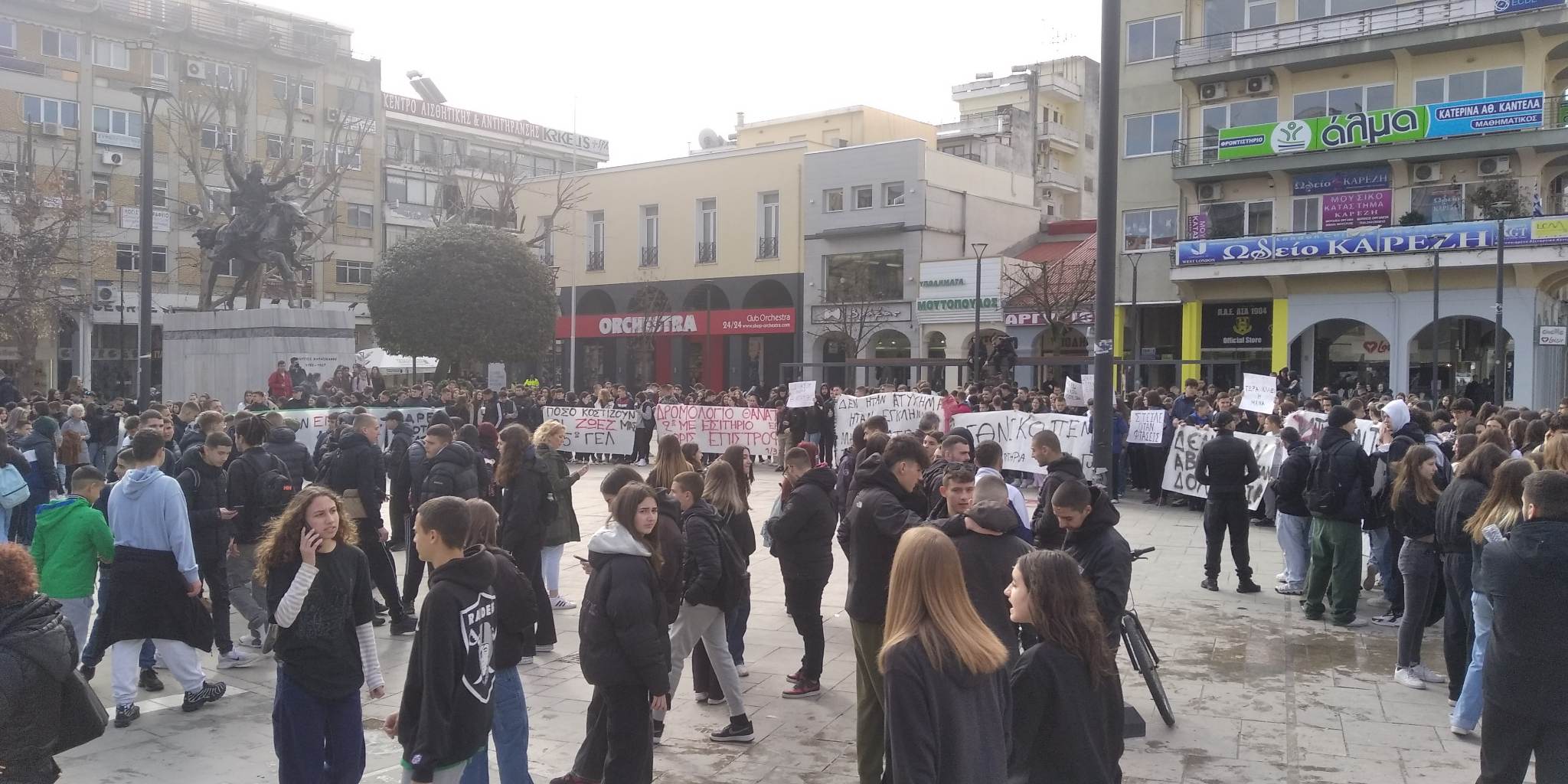 Με λυγμούς η μεγάλη μαθητική κινητοποίηση στην Καρδίτσα – Στο Σιδηροδρομικό Σταθμό η μάνα του νεκρού Βάιου Βλάχου - Εικόνα 1