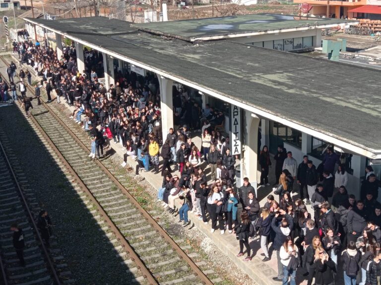 Με λυγμούς η μεγάλη μαθητική κινητοποίηση στην Καρδίτσα – Στο Σιδηροδρομικό Σταθμό η μάνα του νεκρού Βάιου Βλάχου