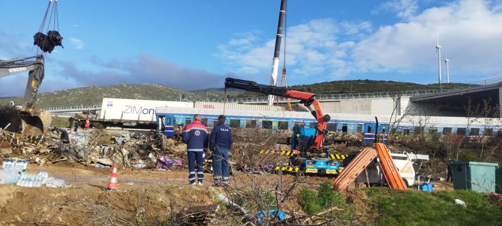 Σύγκρουση τρένων στα Τέμπη: Μετακινήθηκε και το τρίτο βαγόνι (video-photos)