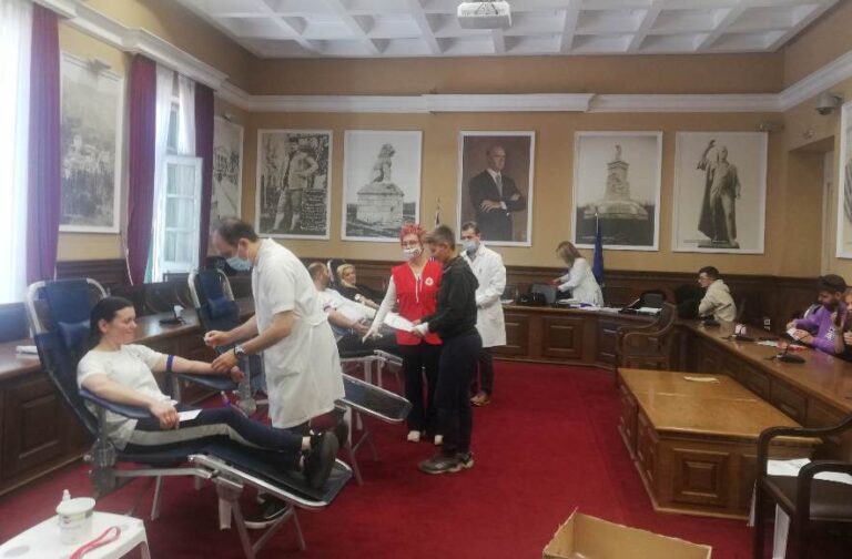 Σέρρες: Πάνω από 300 φιάλες αίματος για τους τραυματίες του δυστυχήματος στα Τέμπη