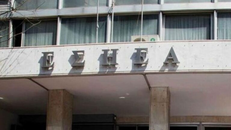 ΠΟΕΣΥ και οι Ενώσεις Συντακτών καταδικάζουν τη σύλληψη τριών δημοσιογράφων και ενός εικονολήπτη στη Λάρισα
